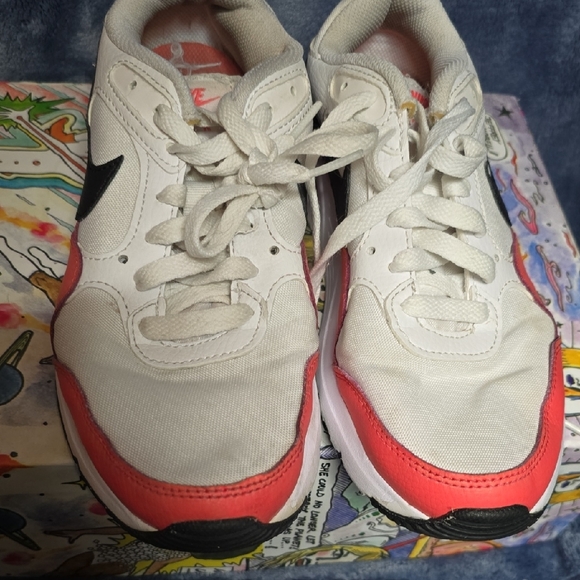 Nike White and Coral Sneakers with Black Swoosh - Picture 2 of 5